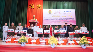 Nhà máy Daikin Việt Nam tặng quà tết cho gia đình hoàn cảnh khó khăn tỉnh Hưng Yên