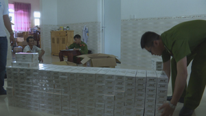 Người phụ nữ giấu hàng nghìn bao thuốc lá lậu trong chuồng gà