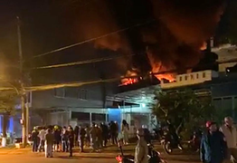 Kho chứa lốp xe, bình ắc quy ở Gia Lai bốc cháy dữ dội 