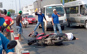 Ngã xe khi bị truy đuổi, 2 kẻ cướp giật túi xách nguy kịch