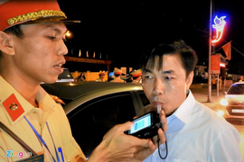 Uống bia vẫn lái ô tô về nhà, trưởng khoa bệnh viện ở Hà Tĩnh bị xử phạt, báo về cơ quan