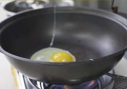 Video: Giáo viên Vật lý rán trứng trong lớp học