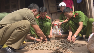 Tạm giữ người đàn ông chuyên tìm bom mìn về cưa bán