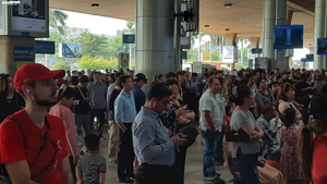 Biển người đón Việt kiều về quê ăn tết chật kín sân bay Tân Sơn Nhất 