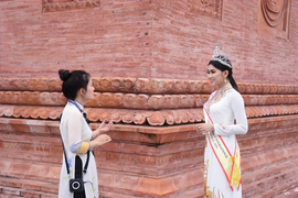 Hoa hậu Di sản Quốc tế thăm tòa tháp thời Lý với những cổ vật nghìn năm tuổi