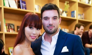 Chồng siêu mẫu Hà Anh tức giận khi vợ bị đàn ông trêu ghẹo trong quán bar