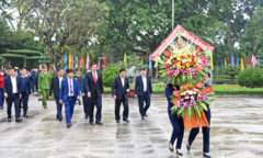 Nguyên Chủ tịch nước Trương Tấn Sang dâng hương tại Khu di tích Kim Liên