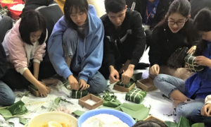 Sinh viên Hà Nội gói 1.000 bánh chưng cho người có hoàn cảnh khó khăn