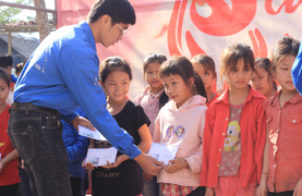 Sinh viên Đại học Kinh tế Quốc dân trao tặng 1.400 phần quà cho trẻ vùng cao