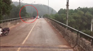 Đang đi trên cầu, người phụ nữ ở Thái Nguyên bị đồng nghiệp lao vào chém tới tấp