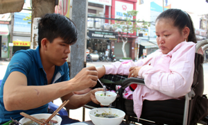 Chuyện tình cổ tích của cô gái khuyết tật hơn chồng 5 tuổi ở Đồng Nai