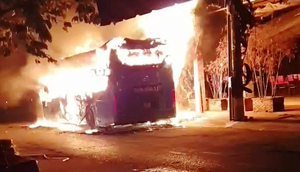 Clip: Xe khách giường nằm bốc cháy dữ dội trên đường ở TP.HCM