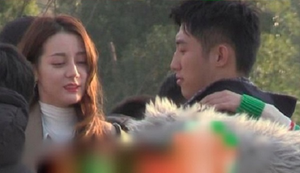 Địch Lệ Nhiệt Ba thân mật với Hoàng Cảnh Du