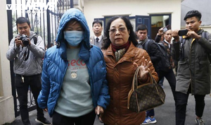 Người đón trẻ trường Gateway che kín mặt đến tòa