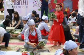 Học sinh Hà thành tự gói bánh chưng, quyên góp từ thiện dịp Tết cổ truyền