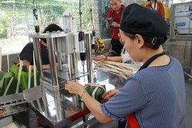 Cận cảnh quy trình sản xuất bánh chưng bằng máy ở TP.HCM