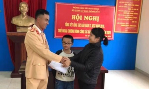 Lạc giữa cao tốc, bé trai được CSGT giúp tìm mẹ