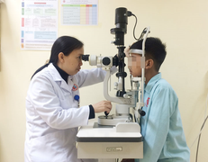 Học chế pháo nổ trên mạng, bé trai 13 tuổi suýt mù mắt