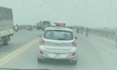 Video: Phẫn nộ tài xế taxi cản đường xe cấp cứu trên cầu Vĩnh Tuy