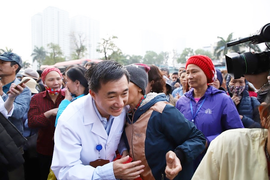 ‘Chuyến xe yêu thương’ đưa hơn 300 bệnh nhân ung thư và người nhà về quê ăn Tết