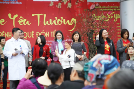 Clip: Bệnh nhân ung thư hát cùng y bác sĩ, quên đi nỗi đau bệnh tật