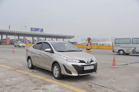 CSGT lập chốt kiểm tra nồng độ cồn tất cả tài xế vào cao tốc