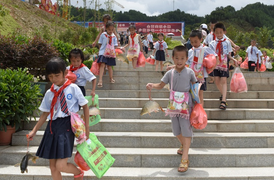 Học sinh Trung Quốc nhận thưởng cá chép, giáo viên được tặng chân giò