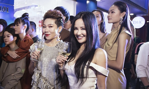 Diva Hồng Nhung và Hà Trần diện váy gợi cảm, đọ nhan sắc không tuổi