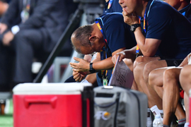 Bùi Tiến Dũng lại mắc sai lầm, HLV Park Hang Seo gục đầu thất vọng