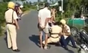 2 tài xế say xỉn đạp ngã xe chuyên dụng, đánh cảnh sát