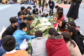 Học sinh Hà thành thích thú lần đầu trải nghiệm gói bánh chưng, làm mâm cơm Tất niên