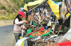 Dân làng chài thủy điện Buôn Tua Sarh và giấc mơ ăn Tết trên bờ 