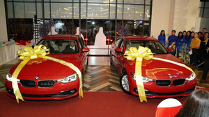 Doanh nghiệp 'chơi lớn' thưởng Tết bằng xe BMW và Porsche cho nhân viên