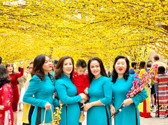 Người Sài Gòn rực rỡ đón xuân trên phố Ông đồ