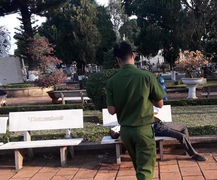 Tá hỏa phát hiện thi thể người đàn ông trên ghế đá hoa viên