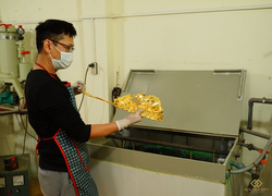 Mua quà sang chơi Tết: Cẩn thận 'tiền mất tật mang'