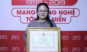 Bộ trưởng Phùng Xuân Nhạ tặng bằng khen cho nữ sinh xương thủy tinh