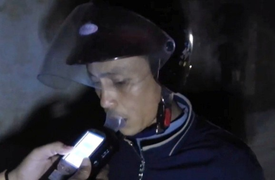 Phát hiện chốt kiểm tra nồng độ cồn, tài xế xe máy chạy vào ngõ lẩn trốn