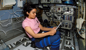 Các nữ phi hành gia làm thế nào khi 'đến tháng'?
