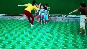 Giáo viên tát vào mặt trẻ mầm non trong lúc tập múa