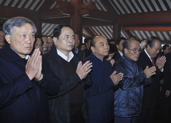 Thủ tướng dâng hương tưởng niệm Chủ tịch Hồ Chí Minh