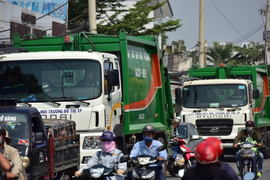 Dân 'không thở nổi' khi kẹt bên xe chở rác trên quốc lộ 50, TP.HCM