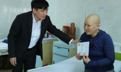 Bí thư Đắk Lắk đến tận giường bệnh chúc Tết bệnh nhân ung thư