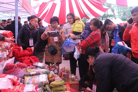 Video: Ấm áp phiên chợ 'Tết 0 Đồng' cho bệnh nhi nghèo