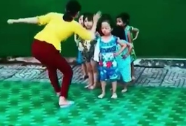 Cô giáo 'điều chỉnh' học sinh lúc tập múa: Phòng GD&ĐT nói gì?