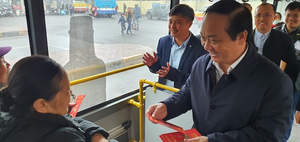 Khách đi xe buýt bất ngờ nhận được mừng tuổi ngày cuối năm