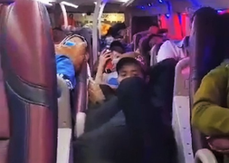 Clip: Xe khách 40 chỗ nhồi nhét 82 người về quê ăn Tết