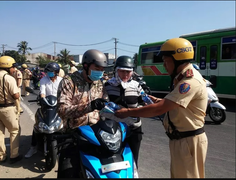 CSGT TP.HCM phát nước miễn phí cho người dân về miền Tây ăn Tết