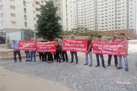 TP.HCM: Chủ đầu tư dính kiện tụng, khách căng băng rôn đòi nhà tại dự án Green Town Bình Tân