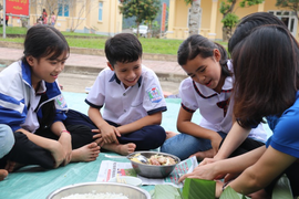 Học sinh thích thú với bài tập Tết triệu like